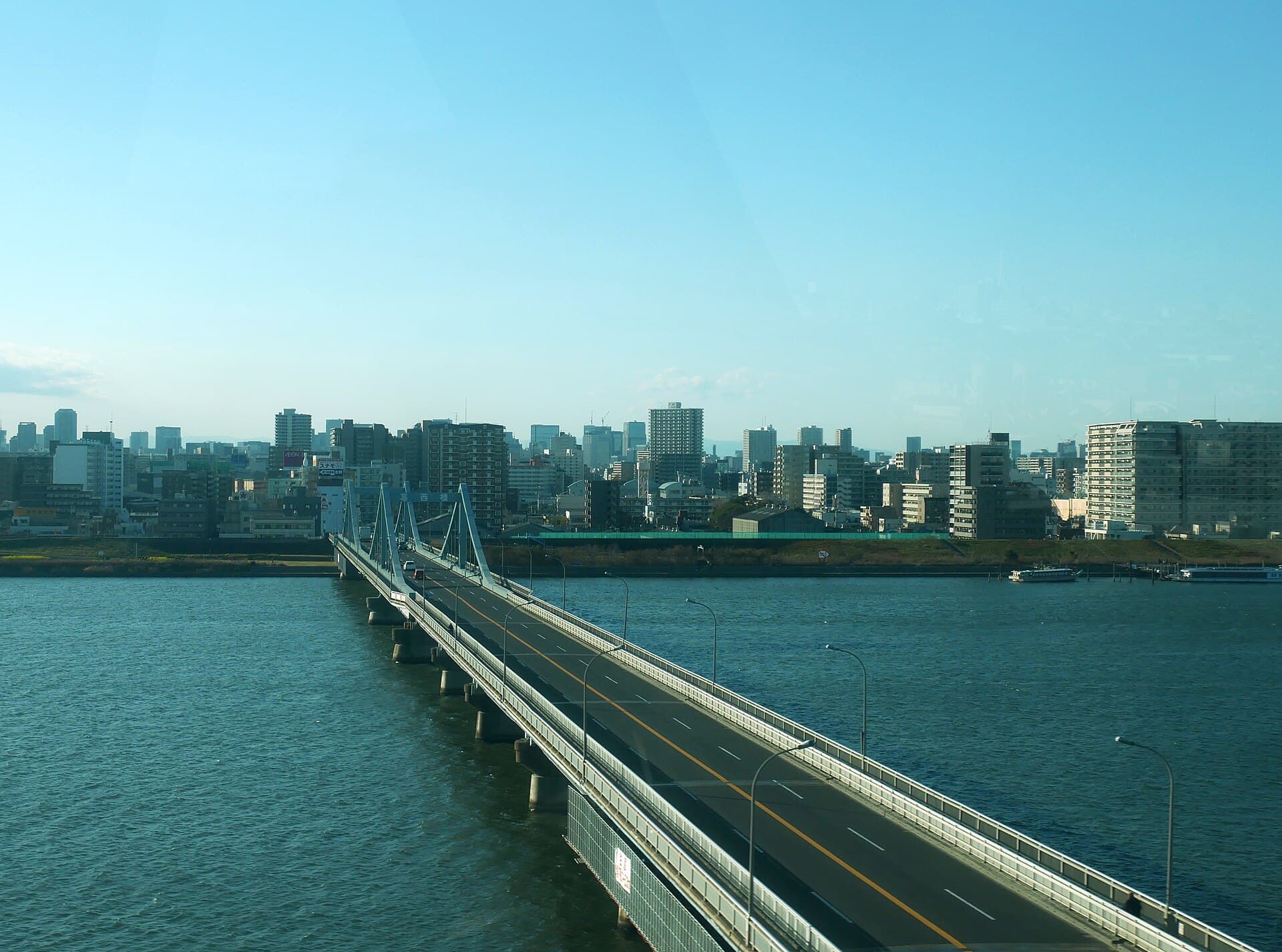 葛西桥：葛西桥：Wikimedia Commons 文件「Kasaibridge-fromabove-2019-1-7.jpg」中的桥梁实景。