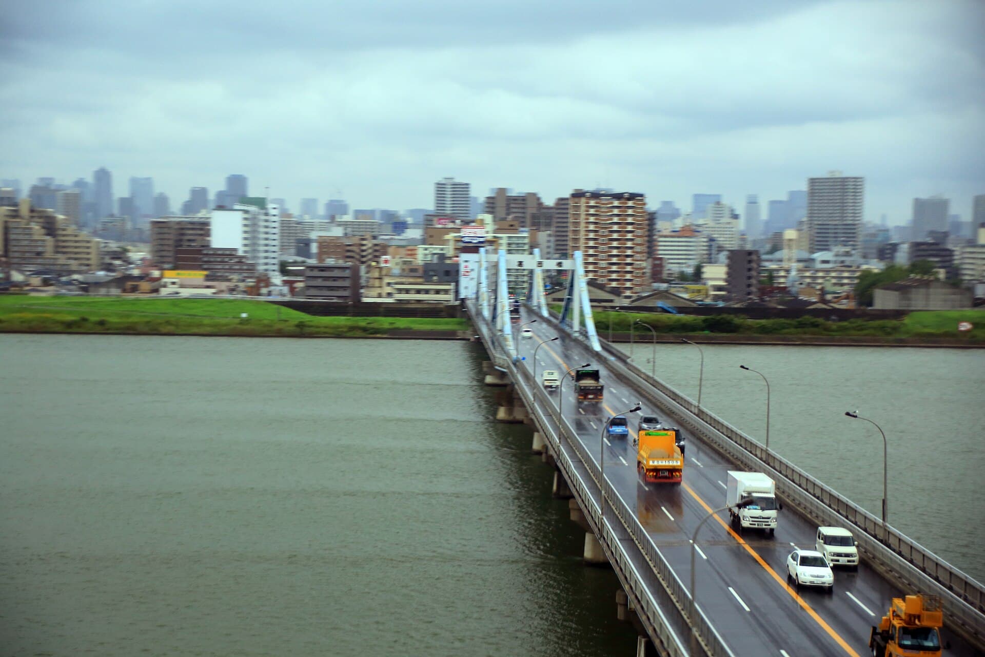 葛西桥：葛西桥：Wikimedia Commons 文件「20160827 ArakawaRiver 5529 (29831466836).jpg」中的桥梁实景。