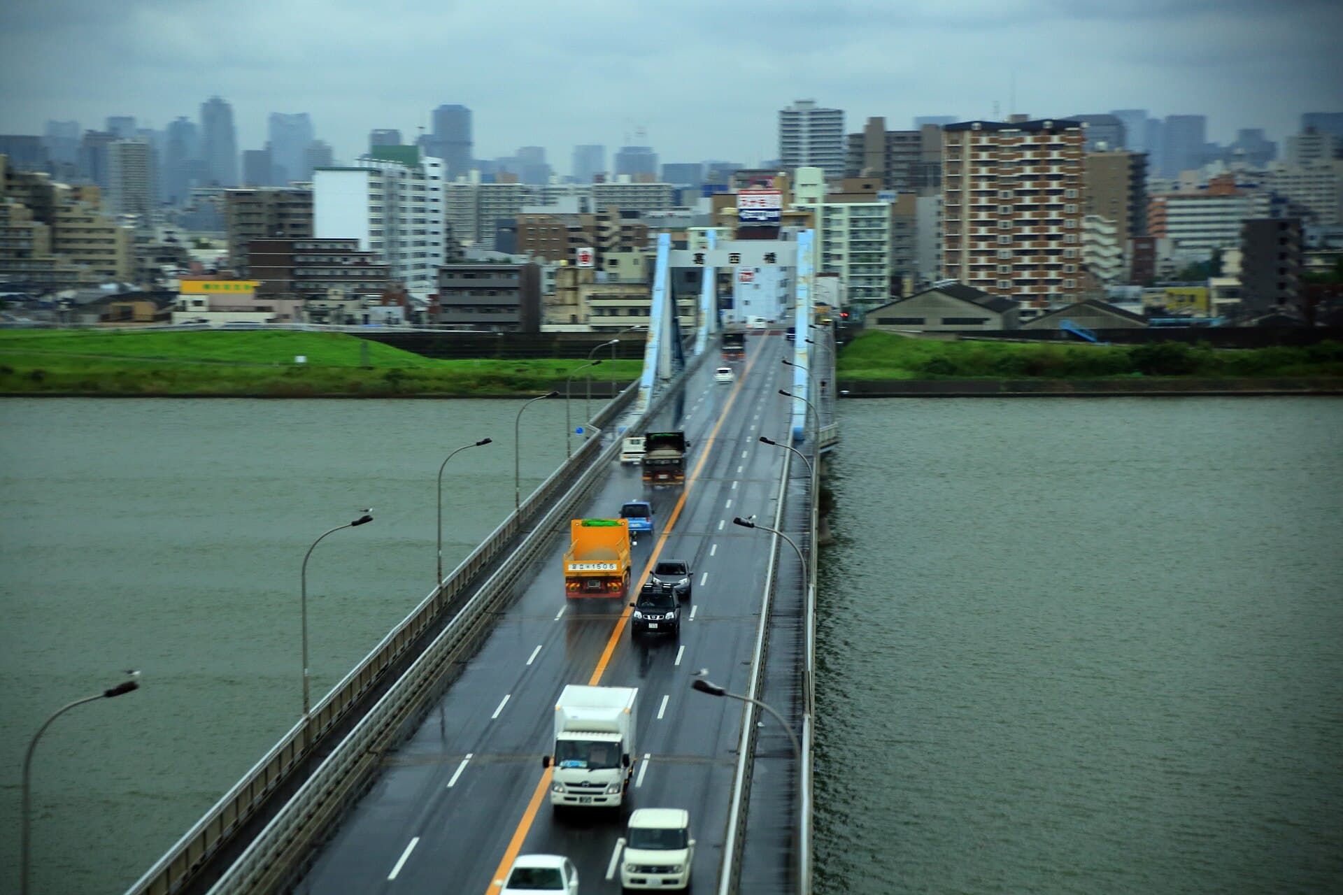 葛西桥：葛西桥：Wikimedia Commons 文件「20160827 ArakawaRiver 5530 (29831465616).jpg」中的桥梁实景。