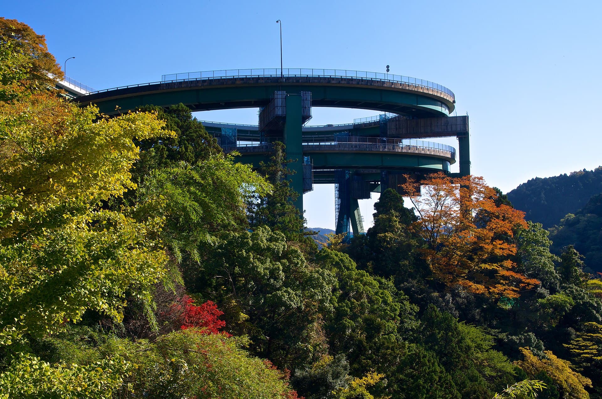 河津七滝环桥：河津七滝环桥：Wikimedia Commons 文件「Kawazu-Nanadaru Loop Bridge - panoramio.jpg」中的桥梁实景。