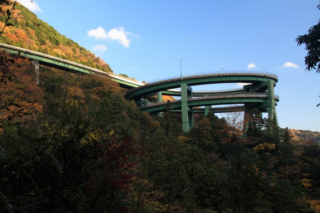 河津七滝环桥：河津七滝环桥：Wikimedia Commons 文件「Kawazu loop bridge-1.jpg」中的桥梁实景。