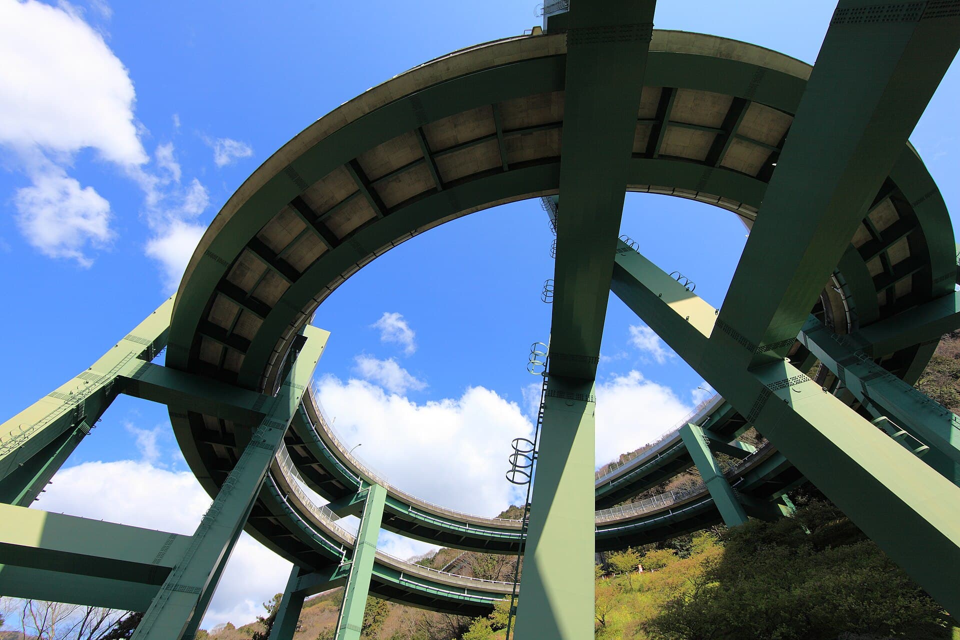 河津七滝环桥：河津七滝环桥：Wikimedia Commons 文件「Kawazu loop bridge.jpg」中的桥梁实景。