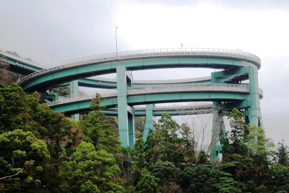 河津七滝环桥：河津七滝环桥：Wikimedia Commons 文件「Kawazu roopbridge01.JPG」中的桥梁实景。