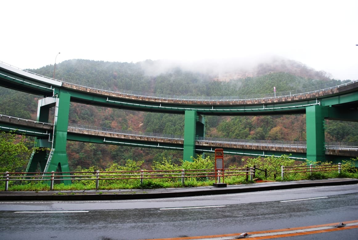 河津七滝环桥：河津七滝环桥：Wikimedia Commons 文件「Kawazu roopbridge02.JPG」中的桥梁实景。