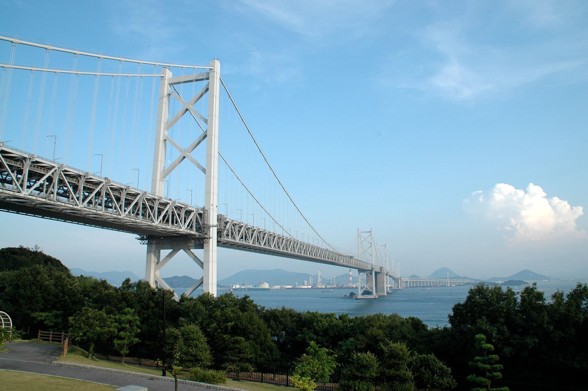 北备赞濑户大桥：北备赞濑户大桥：Wikimedia Commons 文件「Kita Bisan-Seto Bridge-2.jpg」中的桥梁实景。