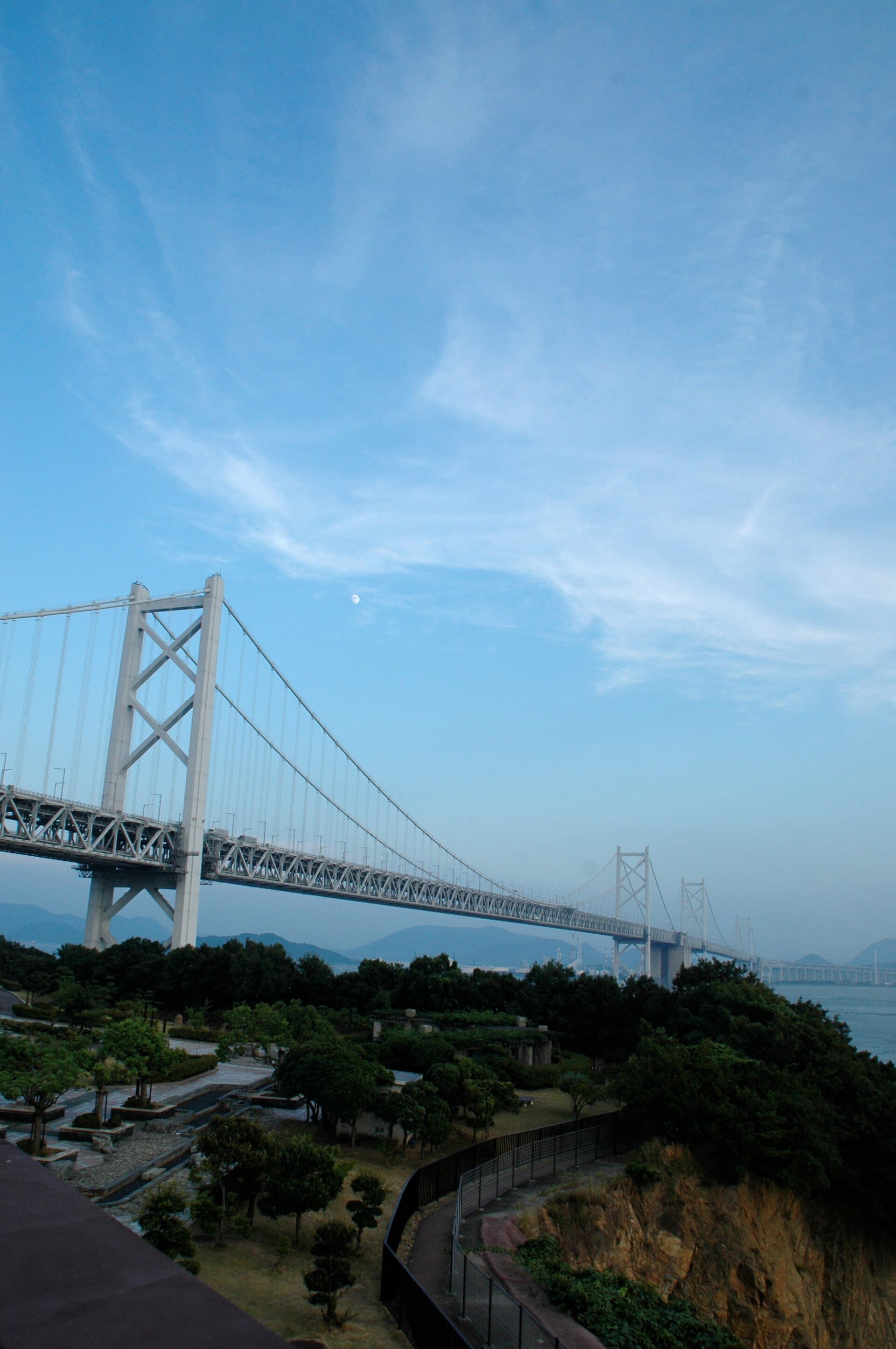 北备赞濑户大桥：北备赞濑户大桥：Wikimedia Commons 文件「Kita Bisan-Seto Bridge.jpg」中的桥梁实景。
