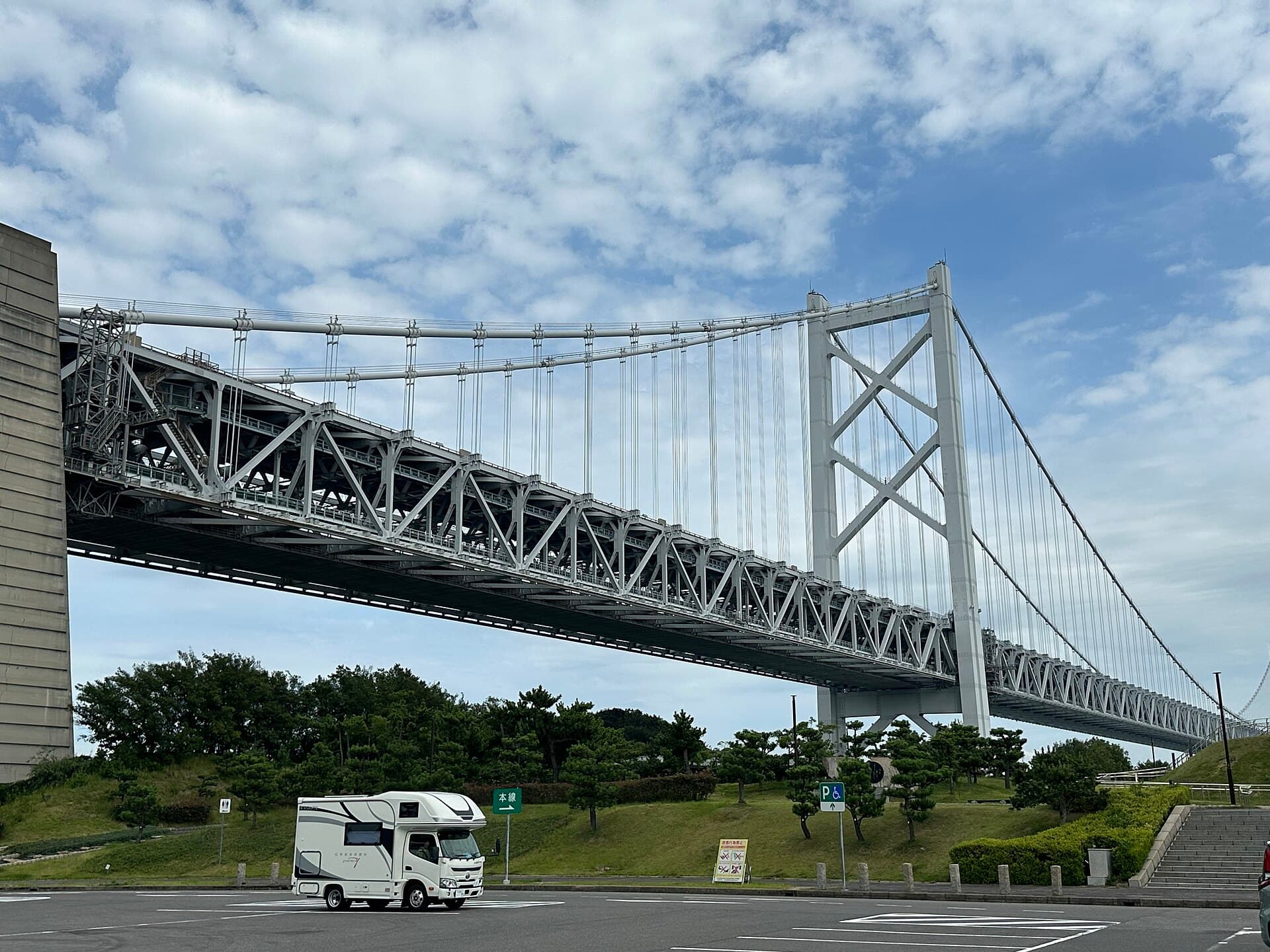 北备赞濑户大桥：北备赞濑户大桥：Wikimedia Commons 文件「Kita Bisan-Seto Bridge viewed from Yoshima PA 04.jpg」中的桥梁实景。
