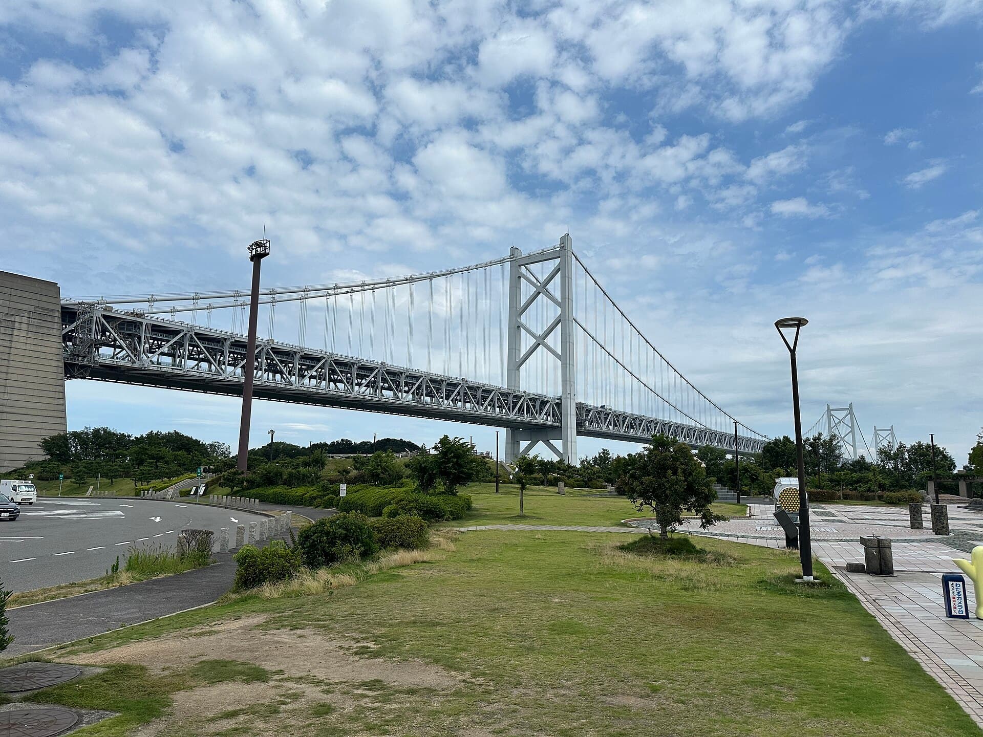 北备赞濑户大桥：北备赞濑户大桥：Wikimedia Commons 文件「Kita Bisan-Seto Bridge viewed from Yoshima PA 01.jpg」中的桥梁实景。