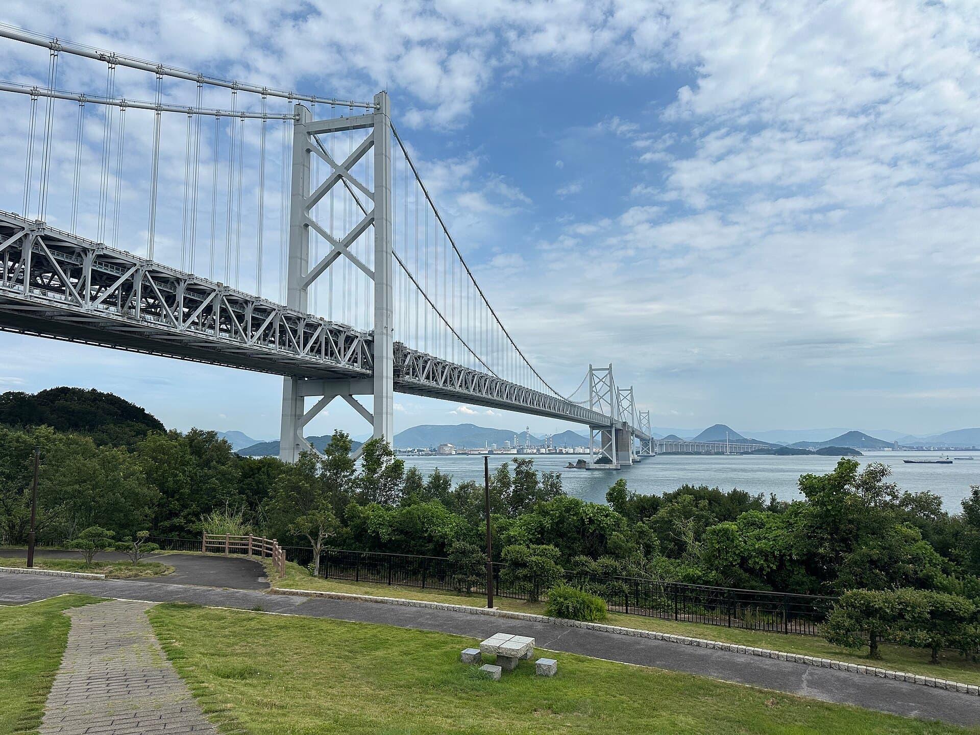北备赞濑户大桥：北备赞濑户大桥：Wikimedia Commons 文件「Kita Bisan-Seto Bridge viewed from Yoshima PA 03.jpg」中的桥梁实景。
