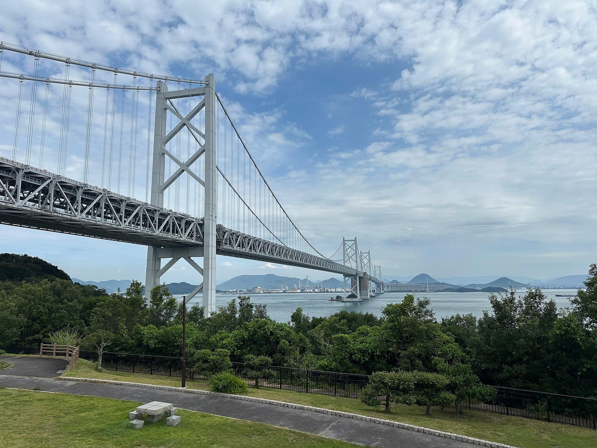 北备赞濑户大桥：北备赞濑户大桥：Wikimedia Commons 文件「Kita Bisan-Seto Bridge viewed from Yoshima PA 02.jpg」中的桥梁实景。