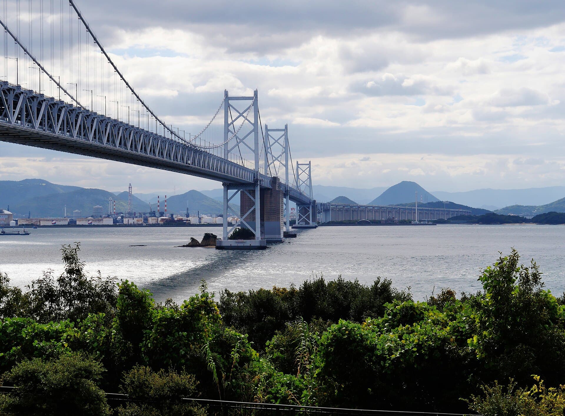 北备赞濑户大桥：北备赞濑户大桥：Wikimedia Commons 文件「Seto Inland Sea between Kurashiki & Zentsuji Kita Bisanseto Bridge 2.jpg」中的桥梁实景。