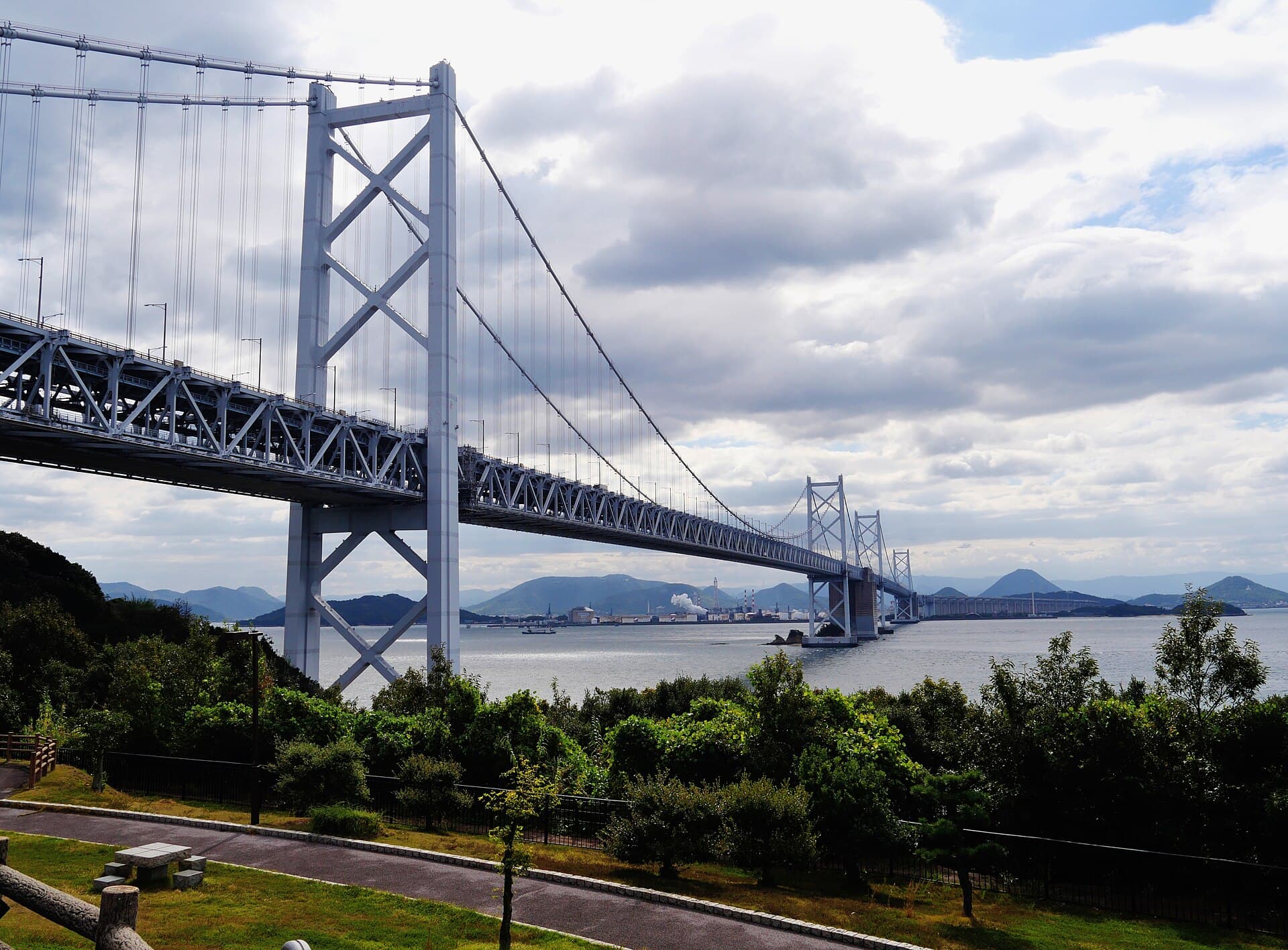 北备赞濑户大桥：北备赞濑户大桥：Wikimedia Commons 文件「Seto Inland Sea between Kurashiki & Zentsuji Kita Bisanseto Bridge 3.jpg」中的桥梁实景。