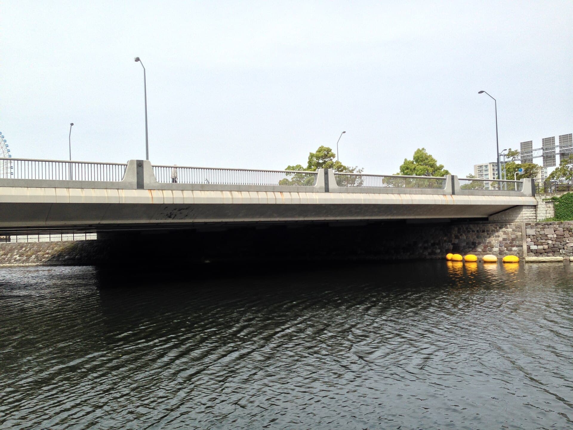 北仲桥：北仲桥：Wikimedia Commons 文件「Kitanaka-bashi (Bridge) 04.JPG」中的桥梁实景。