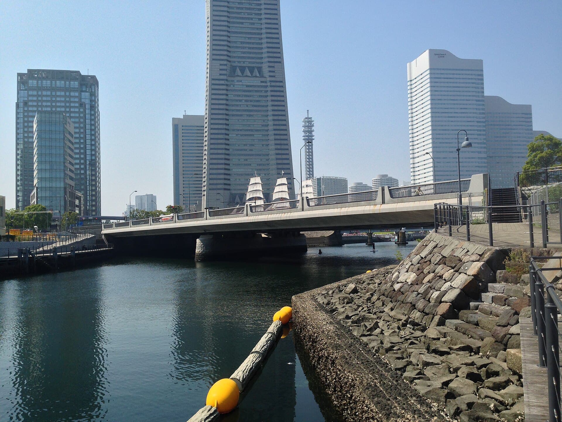 北仲桥：北仲桥：Wikimedia Commons 文件「Kitanaka-bashi (Road of Sakae-Honcho-Ave.) 01.JPG」中的桥梁实景。