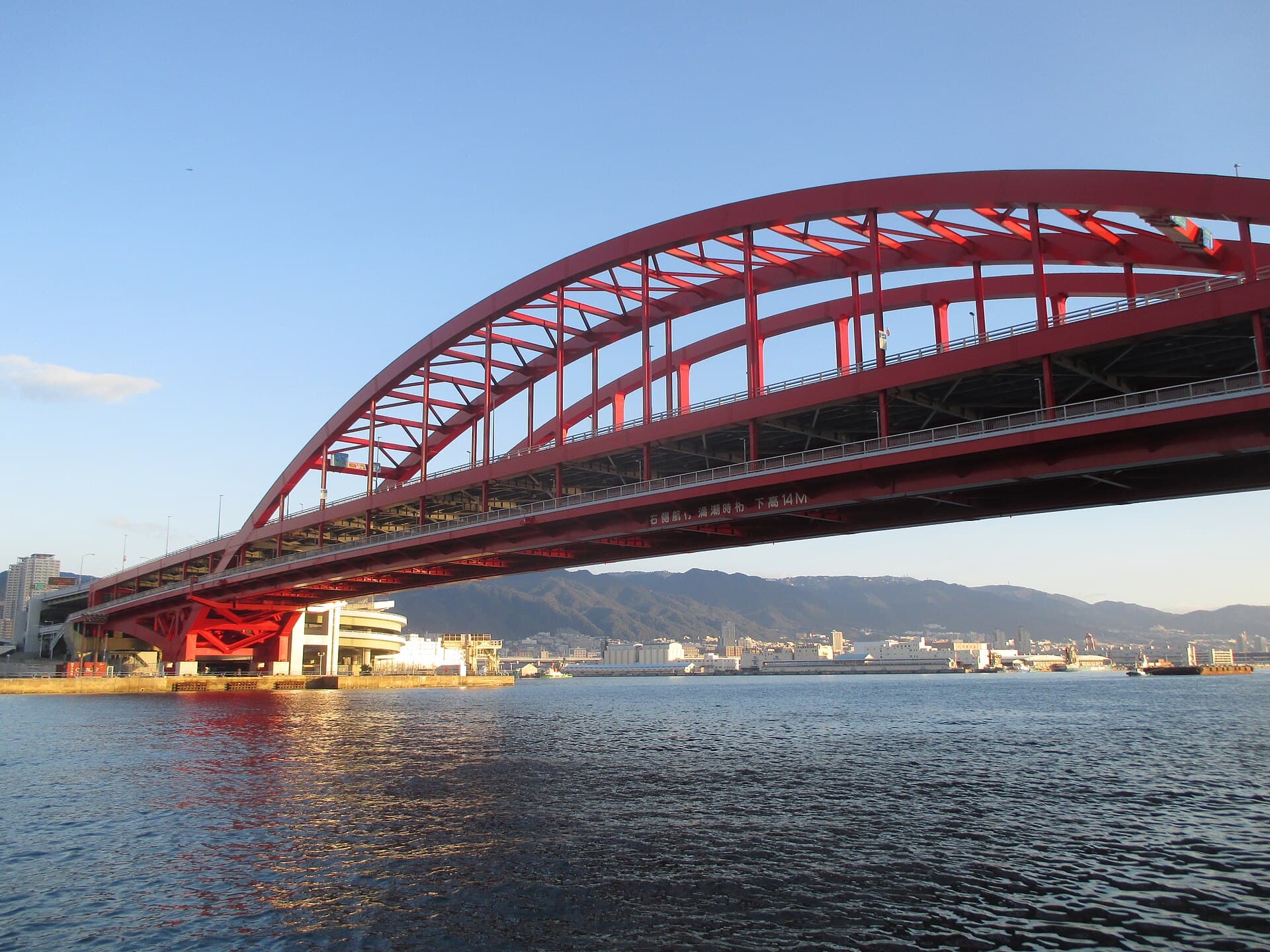 神户大桥：神户大桥：Wikimedia Commons 文件「神戸大橋 Kobe-ohashi Bridge - panoramio.jpg」中的桥梁实景。