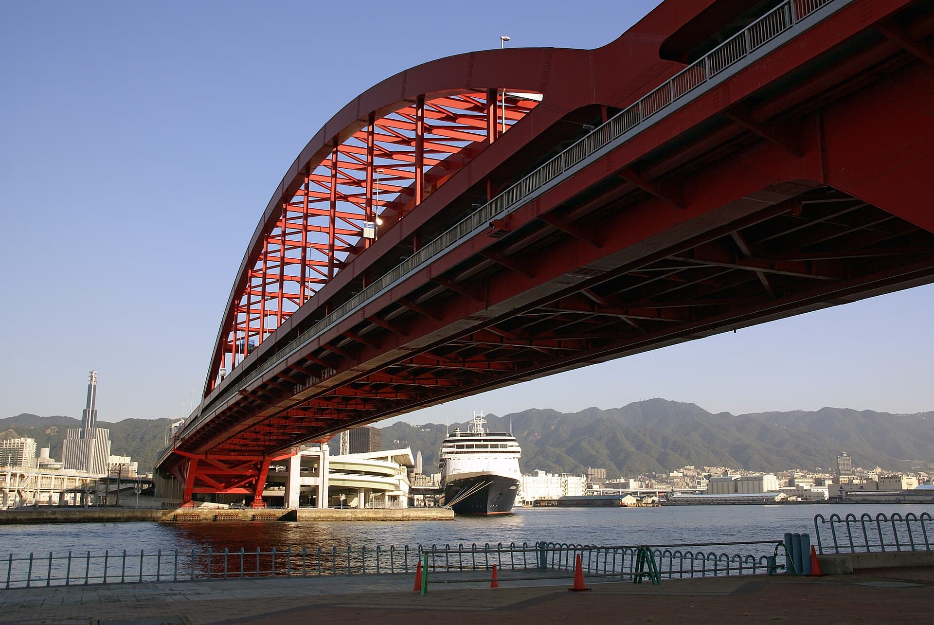 神户大桥：神户大桥：Wikimedia Commons 文件「Amsterdam at Kobe09s3200.jpg」中的桥梁实景。