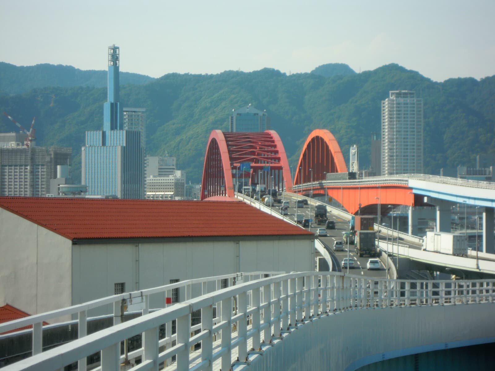 神户大桥：神户大桥：Wikimedia Commons 文件「Kobe - panoramio (13).jpg」中的桥梁实景。