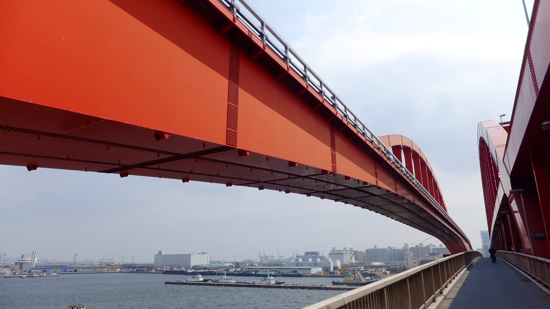 神户大桥：神户大桥：Wikimedia Commons 文件「Kobe Bridge bottom.JPG」中的桥梁实景。