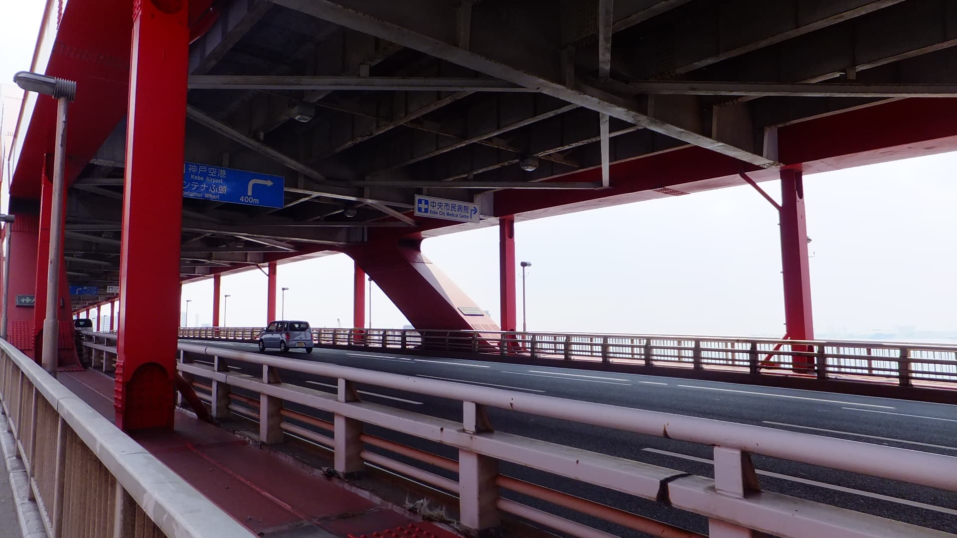 神户大桥：神户大桥：Wikimedia Commons 文件「Kobe bridge down line.JPG」中的桥梁实景。
