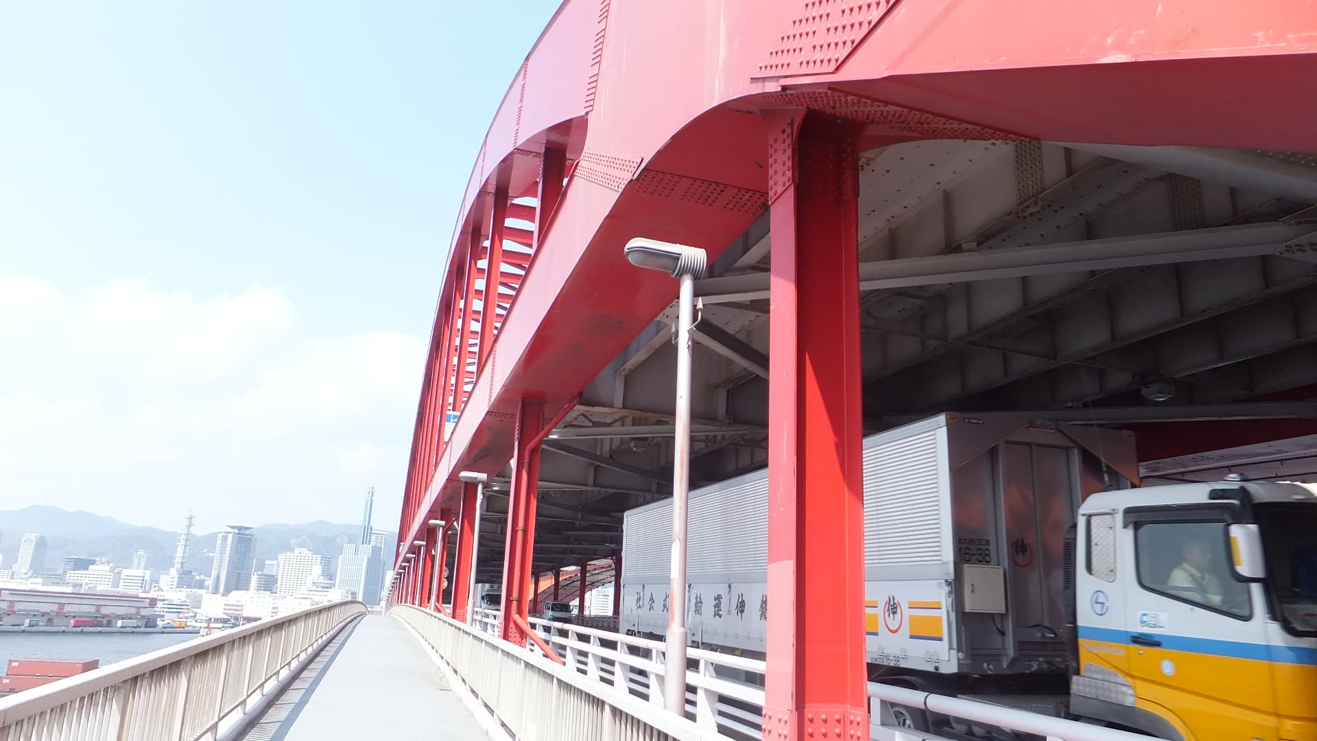 神户大桥：神户大桥：Wikimedia Commons 文件「Kobe bridge No2.JPG」中的桥梁实景。