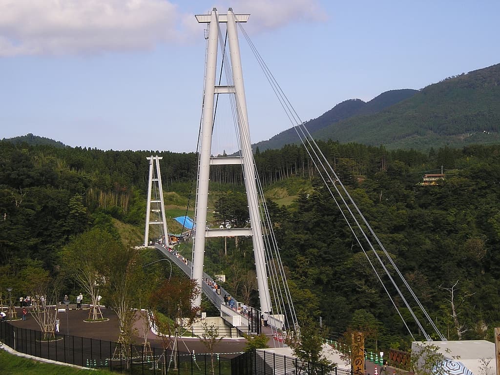 九重“梦”大吊桥：九重“梦”大吊桥：Wikimedia Commons 文件「Kokonoe Dream Big Suspension Bridge Oita,JAPAN.jpg」中的桥梁实景。