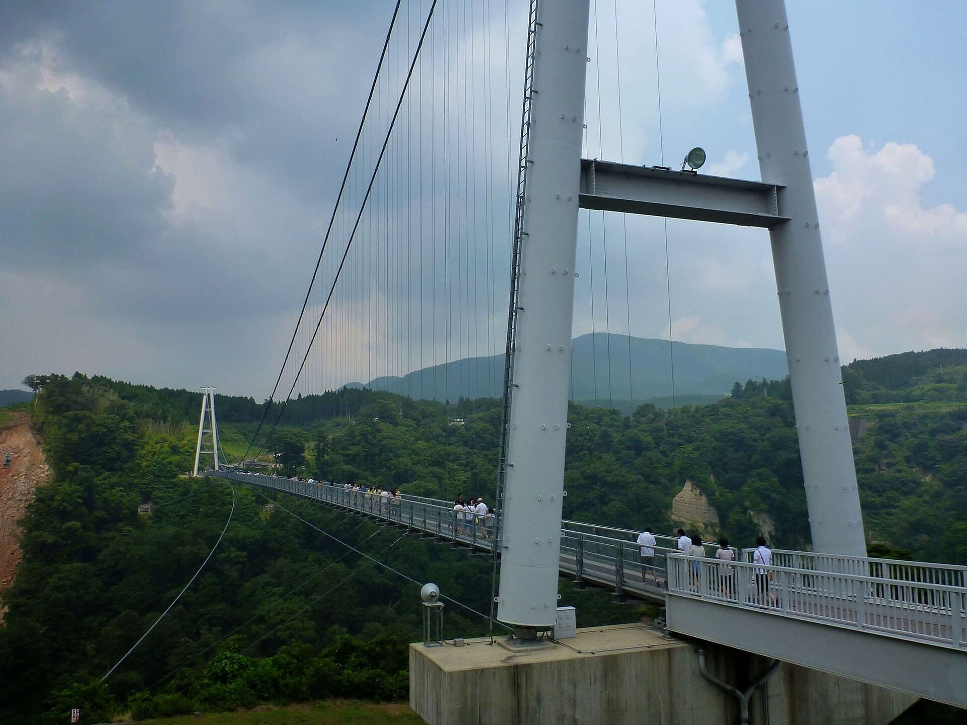 九重“梦”大吊桥：九重“梦”大吊桥：Wikimedia Commons 文件「Kokonoe Supension Bridge, Kokonoe1.jpg」中的桥梁实景。