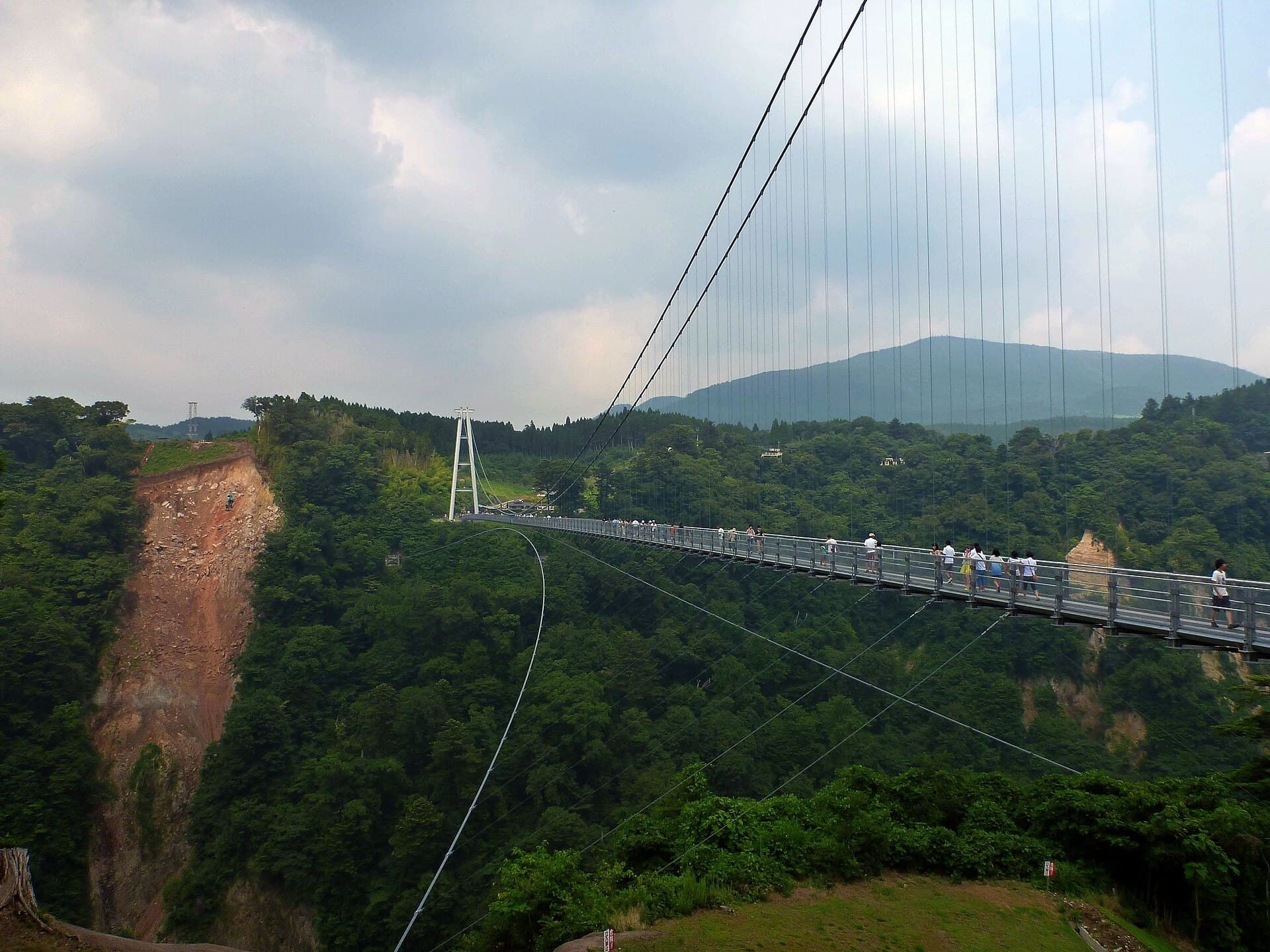 九重“梦”大吊桥：九重“梦”大吊桥：Wikimedia Commons 文件「Kokonoe Supension Bridge, Kokonoe2.jpg」中的桥梁实景。