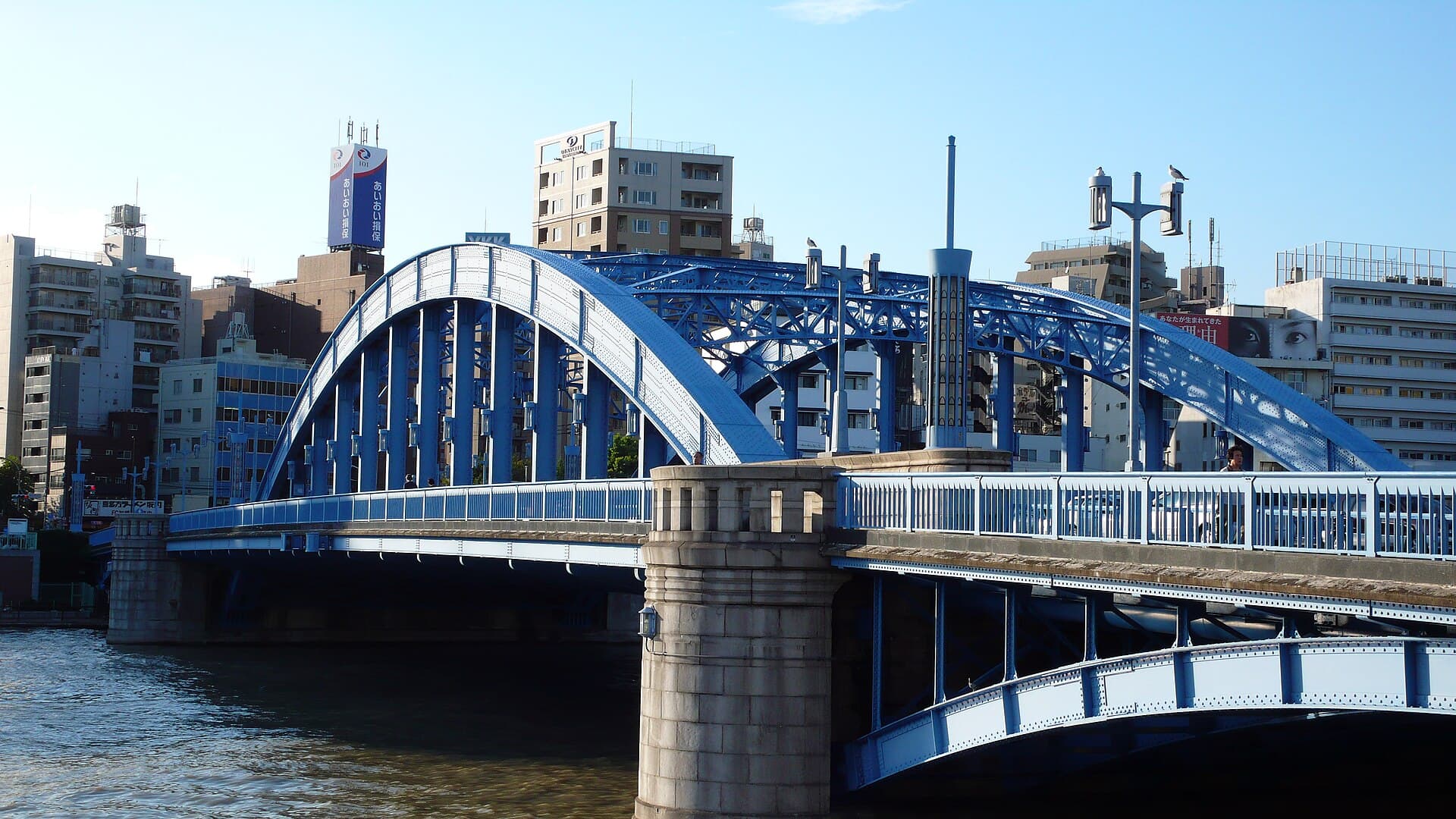 駒形桥：駒形桥：Wikimedia Commons 文件「Komagata bashi1.JPG」中的桥梁实景。