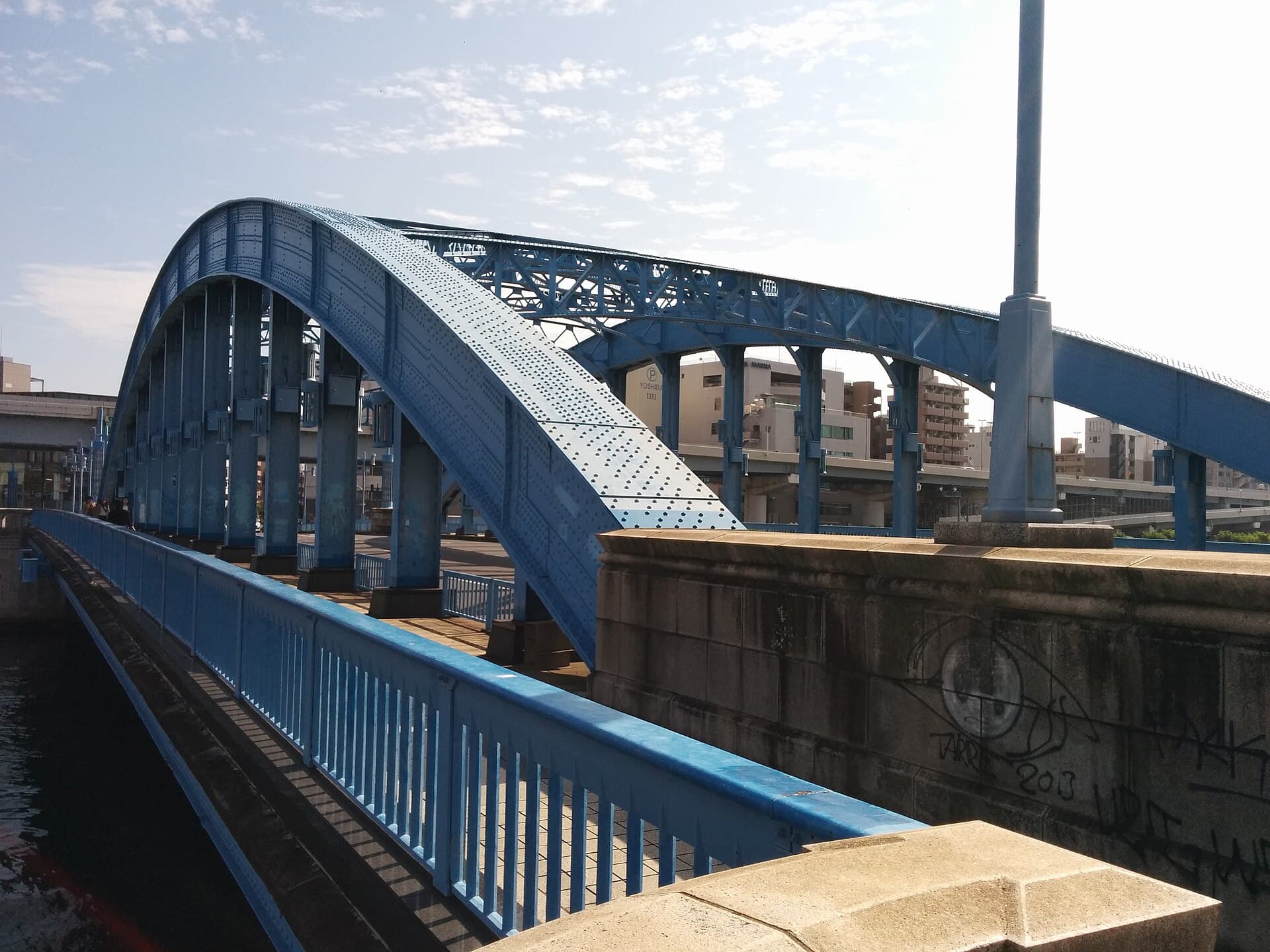 駒形桥：駒形桥：Wikimedia Commons 文件「Komagata Bridge 20161023.jpg」中的桥梁实景。