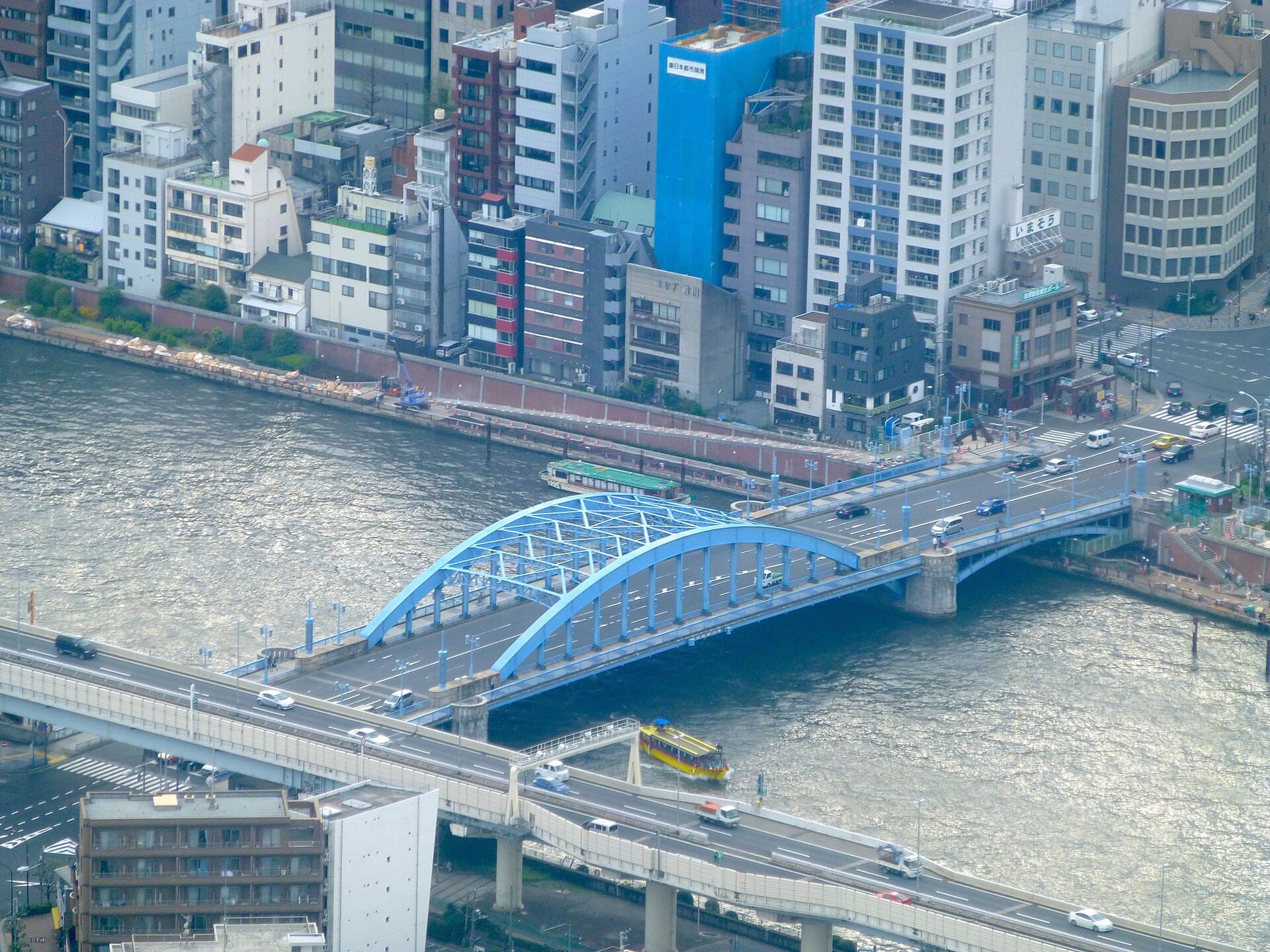 駒形桥：駒形桥：Wikimedia Commons 文件「Komagata-bashi from skytree - 2016 4 9.jpg」中的桥梁实景。