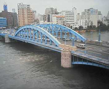 駒形桥：駒形桥：Wikimedia Commons 文件「Komagatabashi.jpg」中的桥梁实景。