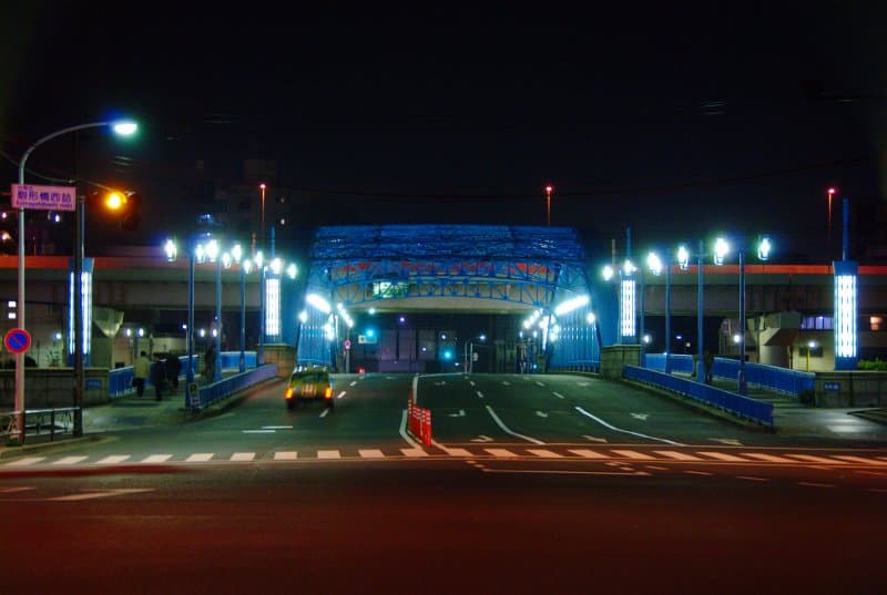 駒形桥：駒形桥：Wikimedia Commons 文件「Night1 (3362130253).jpg」中的桥梁实景。