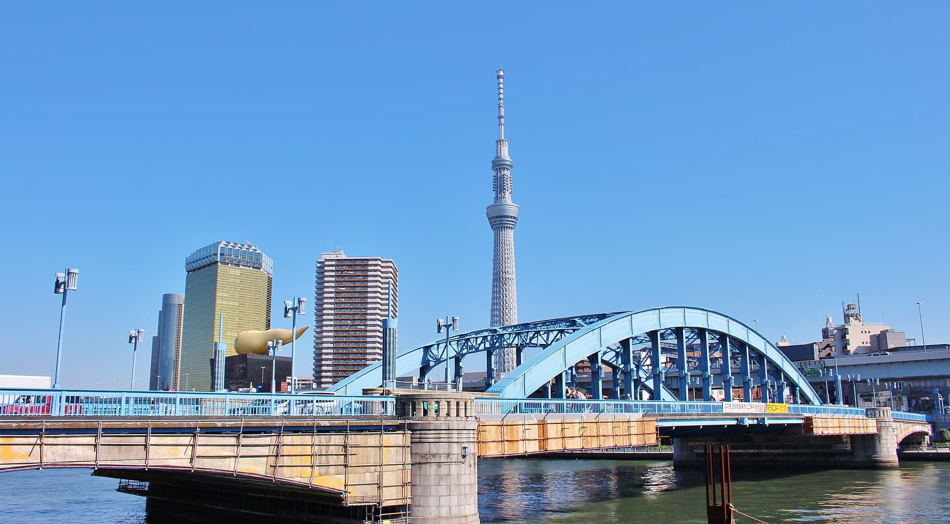 駒形桥：駒形桥：Wikimedia Commons 文件「駒形橋 - panoramio.jpg」中的桥梁实景。