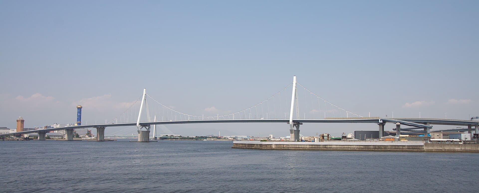 此花大桥：此花大桥：Wikimedia Commons 文件「Konohana Ohashi Osaka JPN 001.jpg」中的桥梁实景。