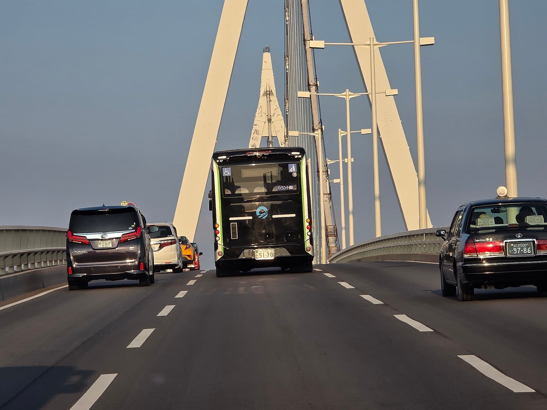 此花大桥：此花大桥：Wikimedia Commons 文件「Konohana Bridge 20250830 172907.jpg」中的桥梁实景。