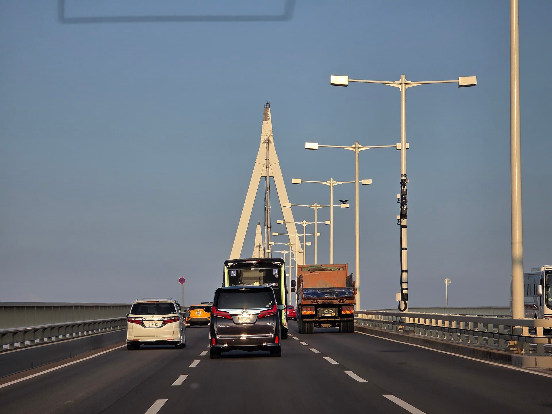 此花大桥：此花大桥：Wikimedia Commons 文件「Konohana Bridge 20250830 172853.jpg」中的桥梁实景。