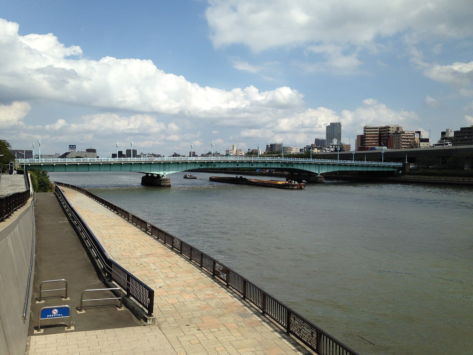 言问桥：言问桥：Wikimedia Commons 文件「Kototoibashi Bridge 20150915.JPG」中的桥梁实景。