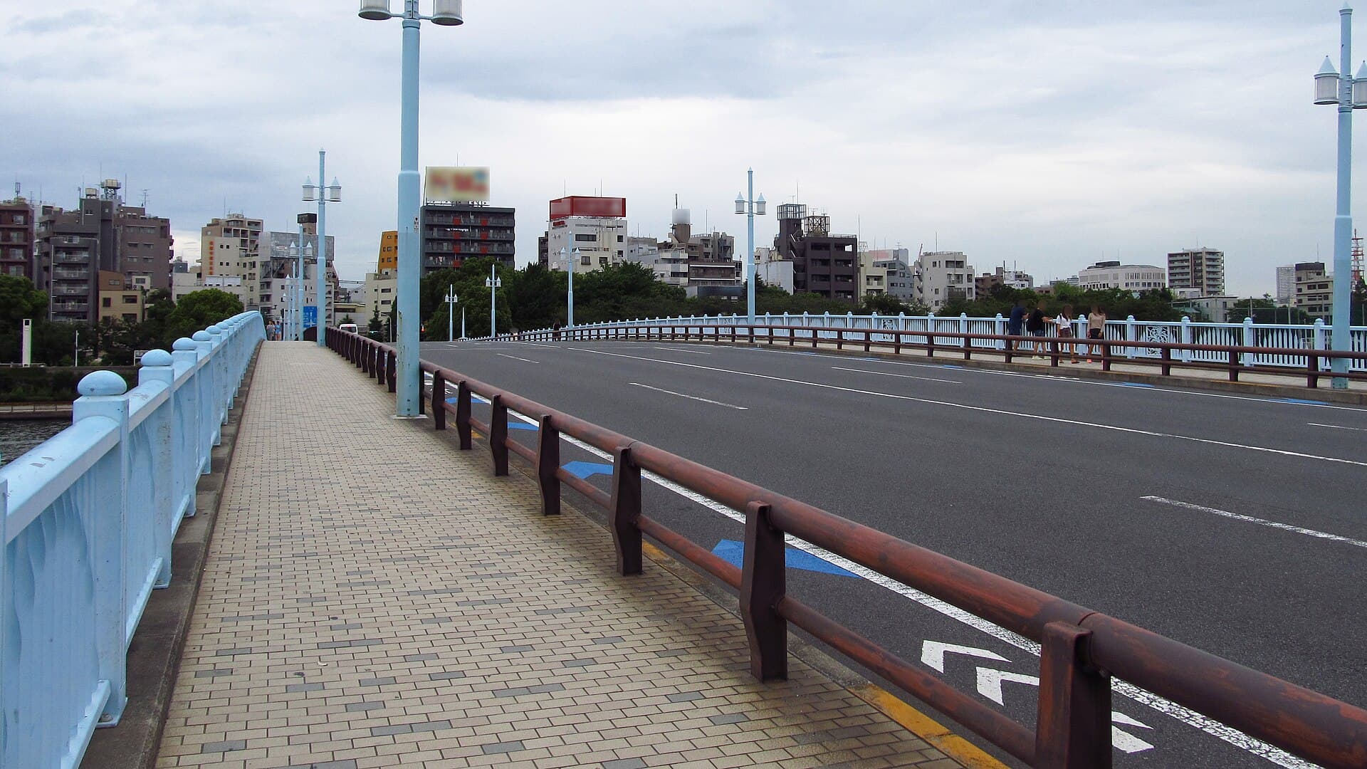 言问桥：言问桥：Wikimedia Commons 文件「Kototoi bridge 20190627 133550.jpg」中的桥梁实景。