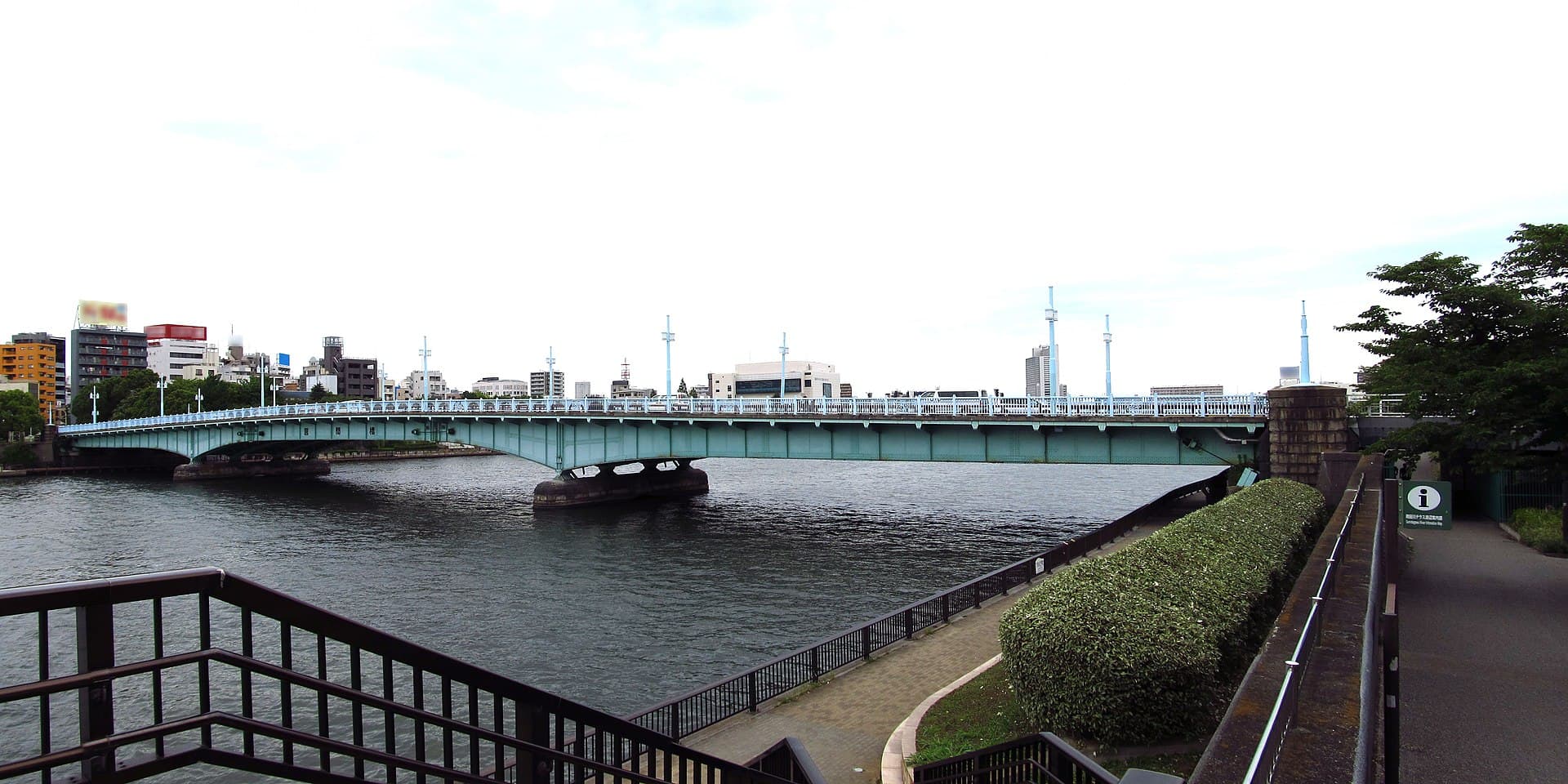 言问桥：言问桥：Wikimedia Commons 文件「Kototoi bridge 20190627 134039.jpg」中的桥梁实景。