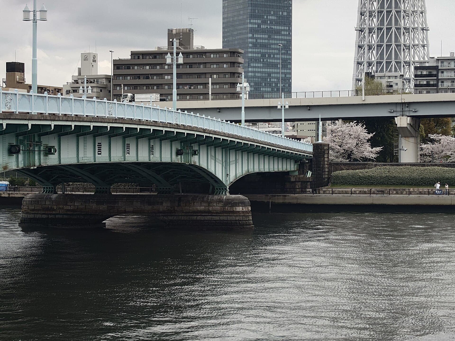 言问桥：言问桥：Wikimedia Commons 文件「Kototoi Bridge.jpg」中的桥梁实景。