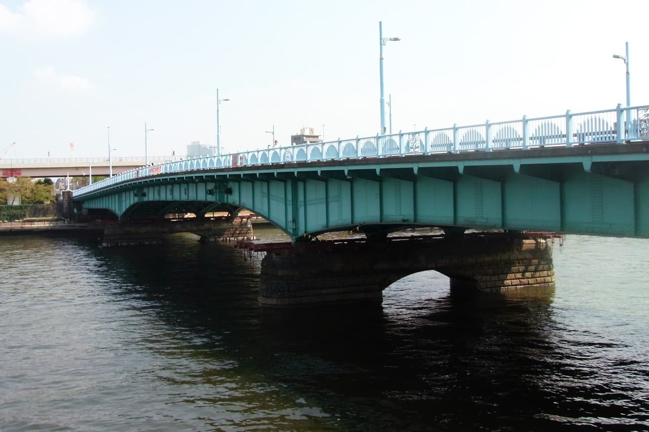 言问桥：言问桥：Wikimedia Commons 文件「Kototoi-bashi bridge.jpg」中的桥梁实景。