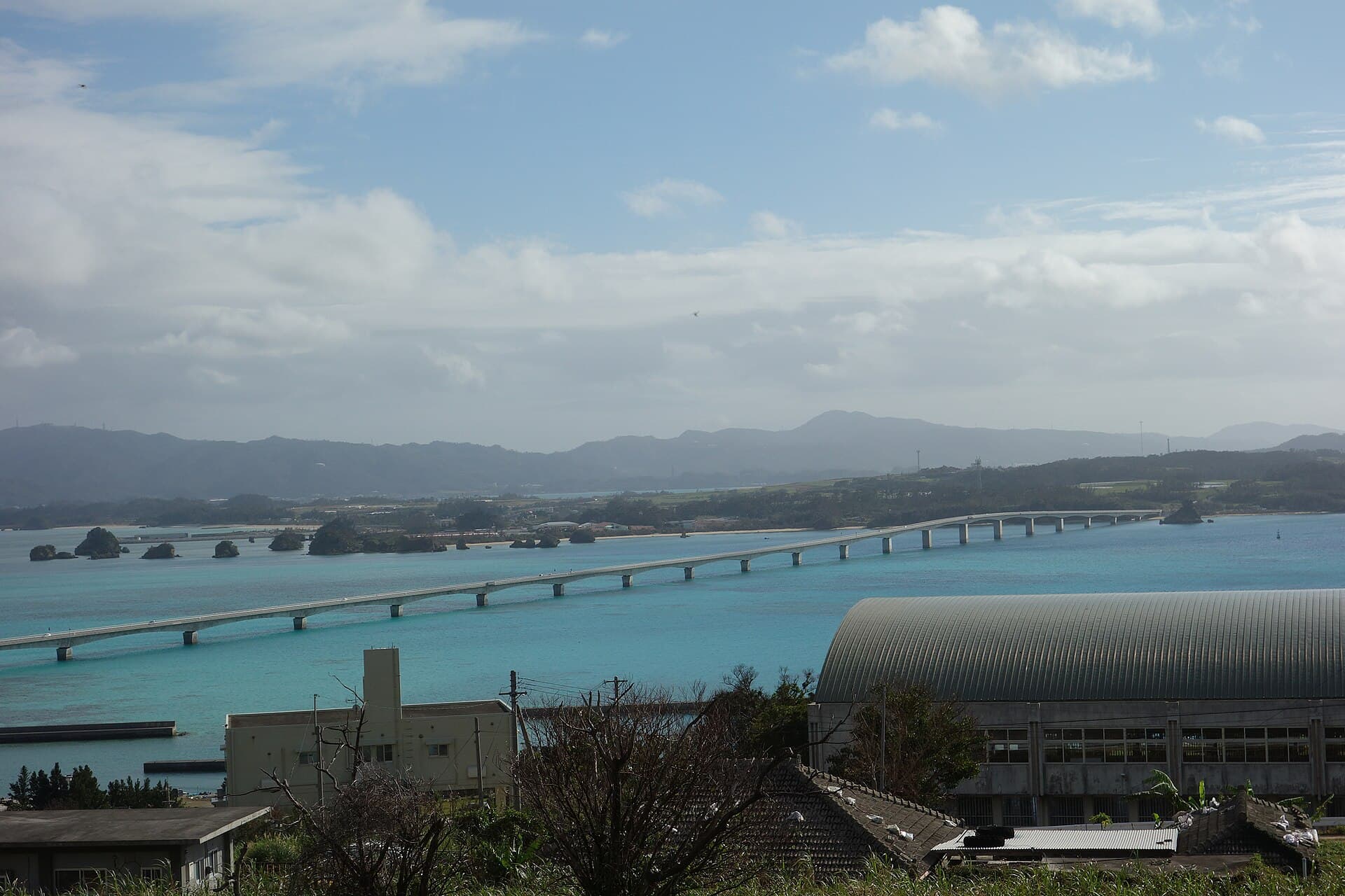 古宇利大桥：古宇利大桥：Wikimedia Commons 文件「古宇利大橋 20130204 - panoramio.jpg」中的桥梁实景。