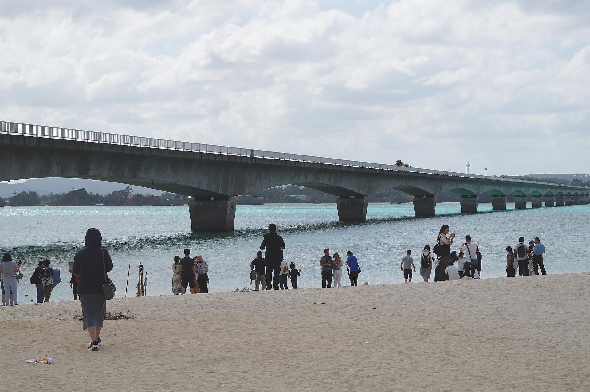 古宇利大桥：古宇利大桥：Wikimedia Commons 文件「Kouri Bridge and the beach 20191109a.jpg」中的桥梁实景。