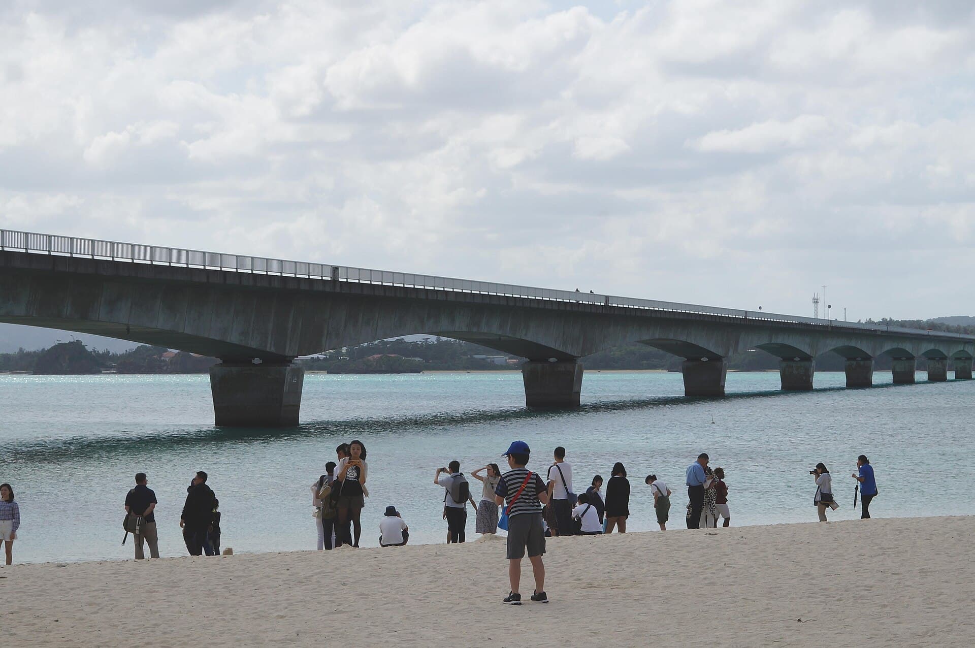 古宇利大桥：古宇利大桥：Wikimedia Commons 文件「Kouri Bridge and the beach 20191109b.jpg」中的桥梁实景。