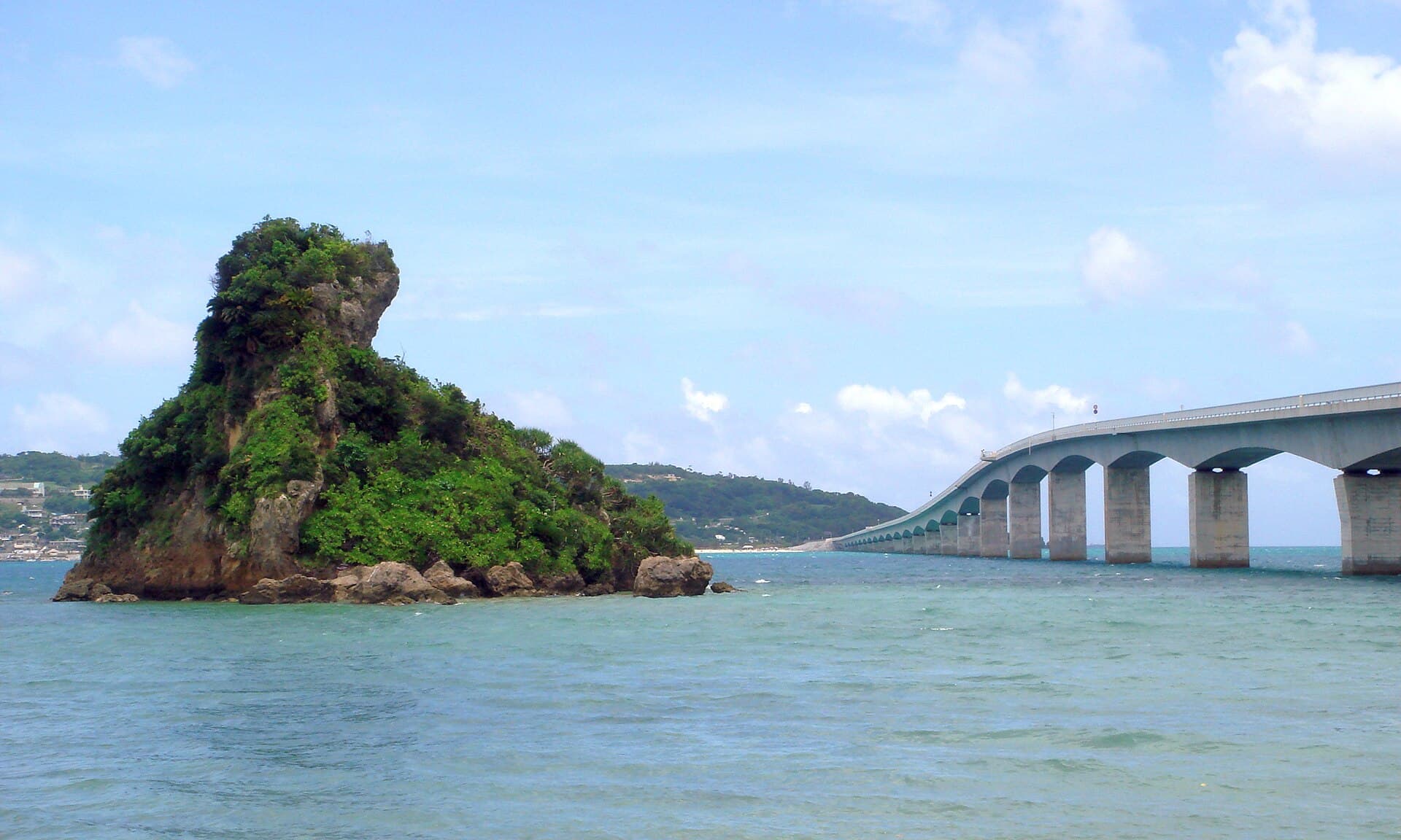 古宇利大桥：古宇利大桥：Wikimedia Commons 文件「Kouri Ohashi.JPG」中的桥梁实景。