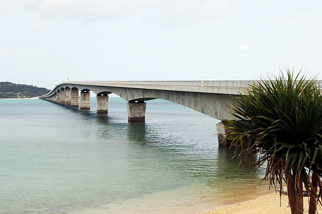 古宇利大桥：古宇利大桥：Wikimedia Commons 文件「KouriOhashi-200703.jpg」中的桥梁实景。