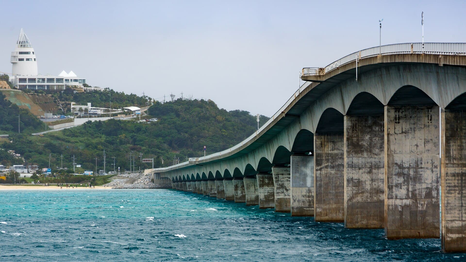古宇利大桥：古宇利大桥：Wikimedia Commons 文件「Nago Okinawa Kouri-Bridge-01.jpg」中的桥梁实景。
