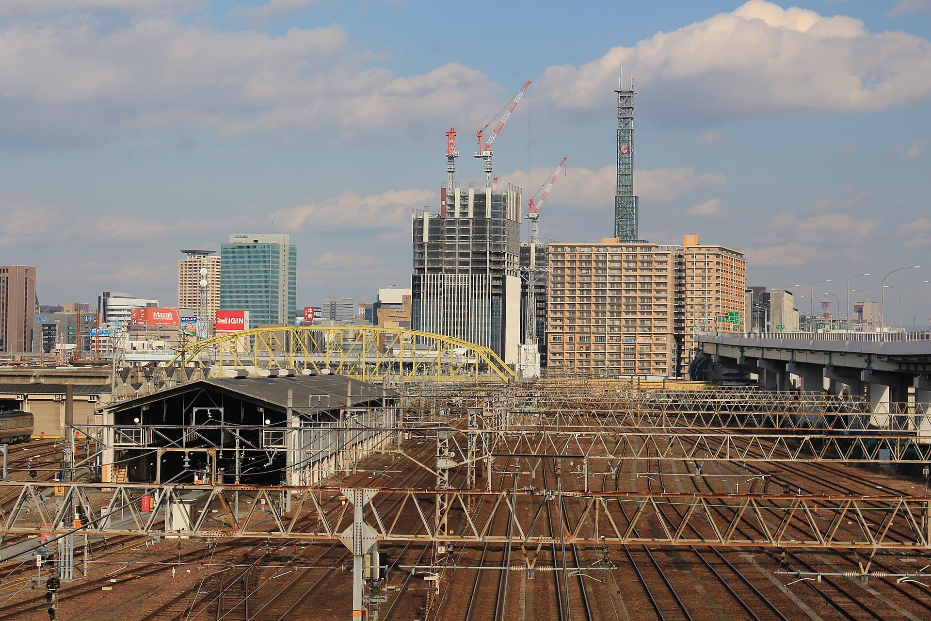 向野桥（名古屋）：名古屋向野桥：Wikimedia Commons 文件「Kōya Bridge from Kogane-kosenkyō.jpg」中的桥梁实景。