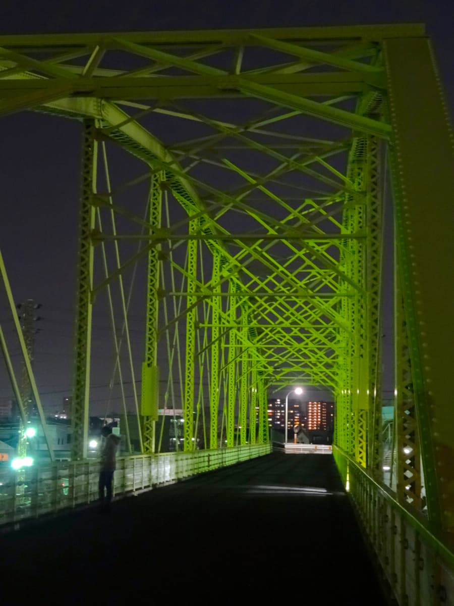 向野桥（名古屋）：名古屋向野桥：Wikimedia Commons 文件「Night Kōya Bridge - 1.jpg」中的桥梁实景。