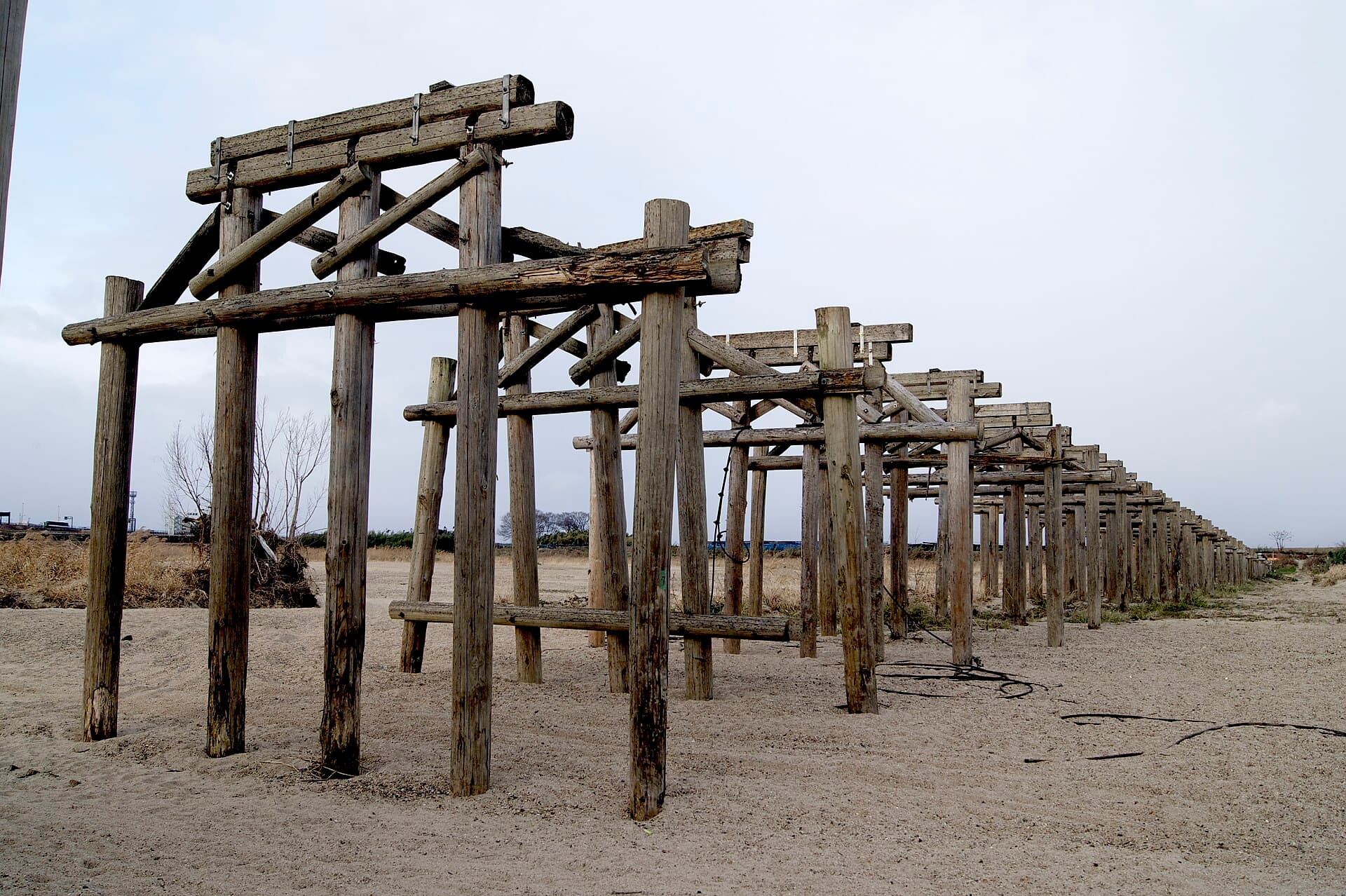 上津屋桥（流桥）：上津屋桥（流桥）：Wikimedia Commons 文件「Kōzuya Bridge 003.jpg」中的桥梁实景。